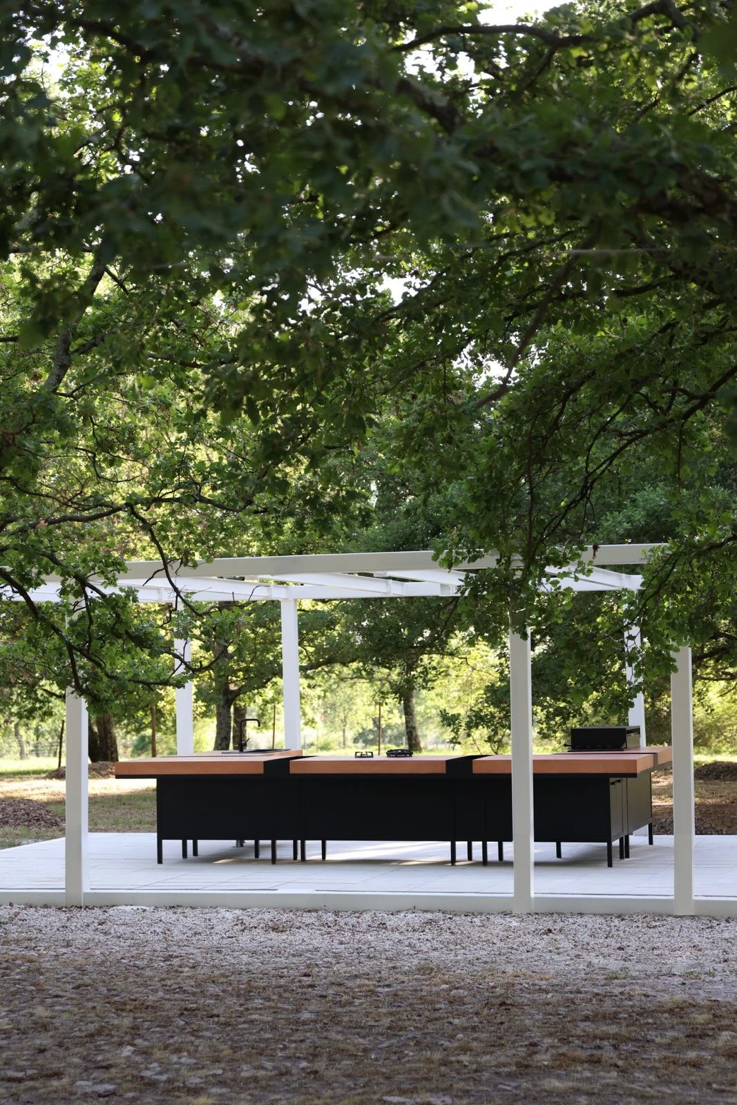 The ForaFuoco kitchen within the garden