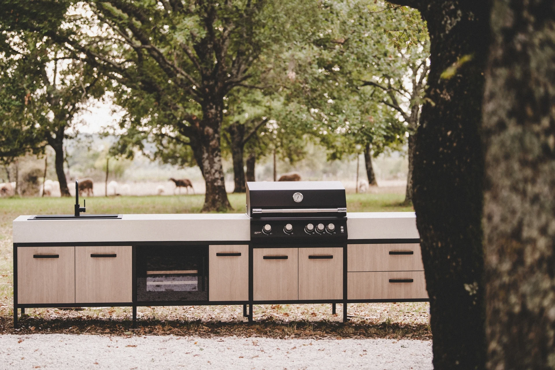 POP outdoor kitchen with an open, linear profile in a Mediterranean garden